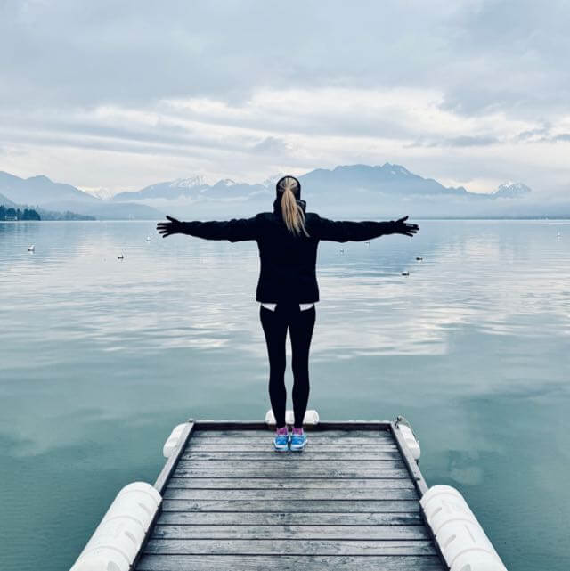 Laura Gayot devant un lac